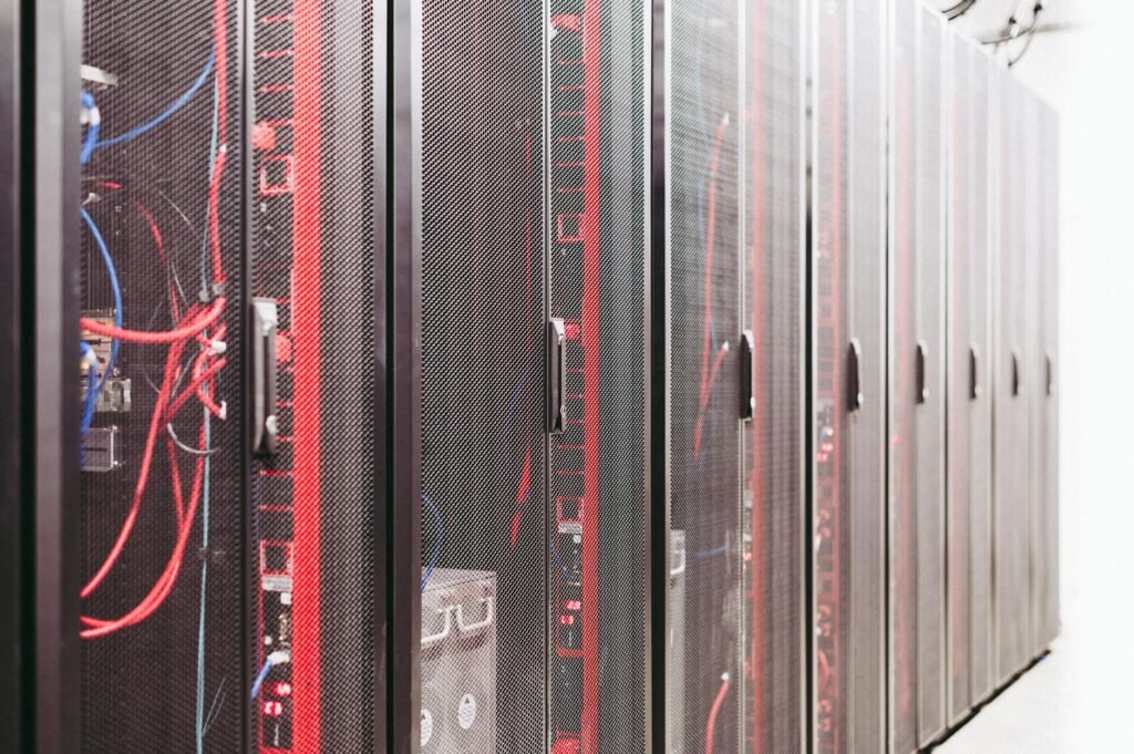 Para a climatização de Data Centers, é crucial implementar sistemas de precisão que garantam o controle rigoroso da temperatu