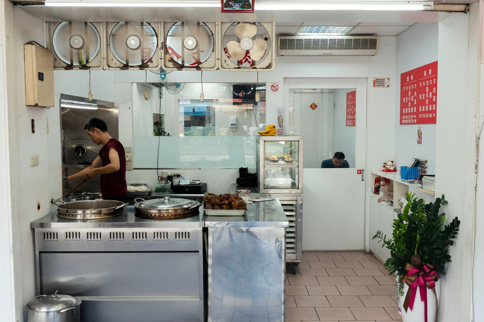 Para climatização em restaurantes e evitar a propagação de cheiros, é crucial investir em um sistema de ventilação e exaustão