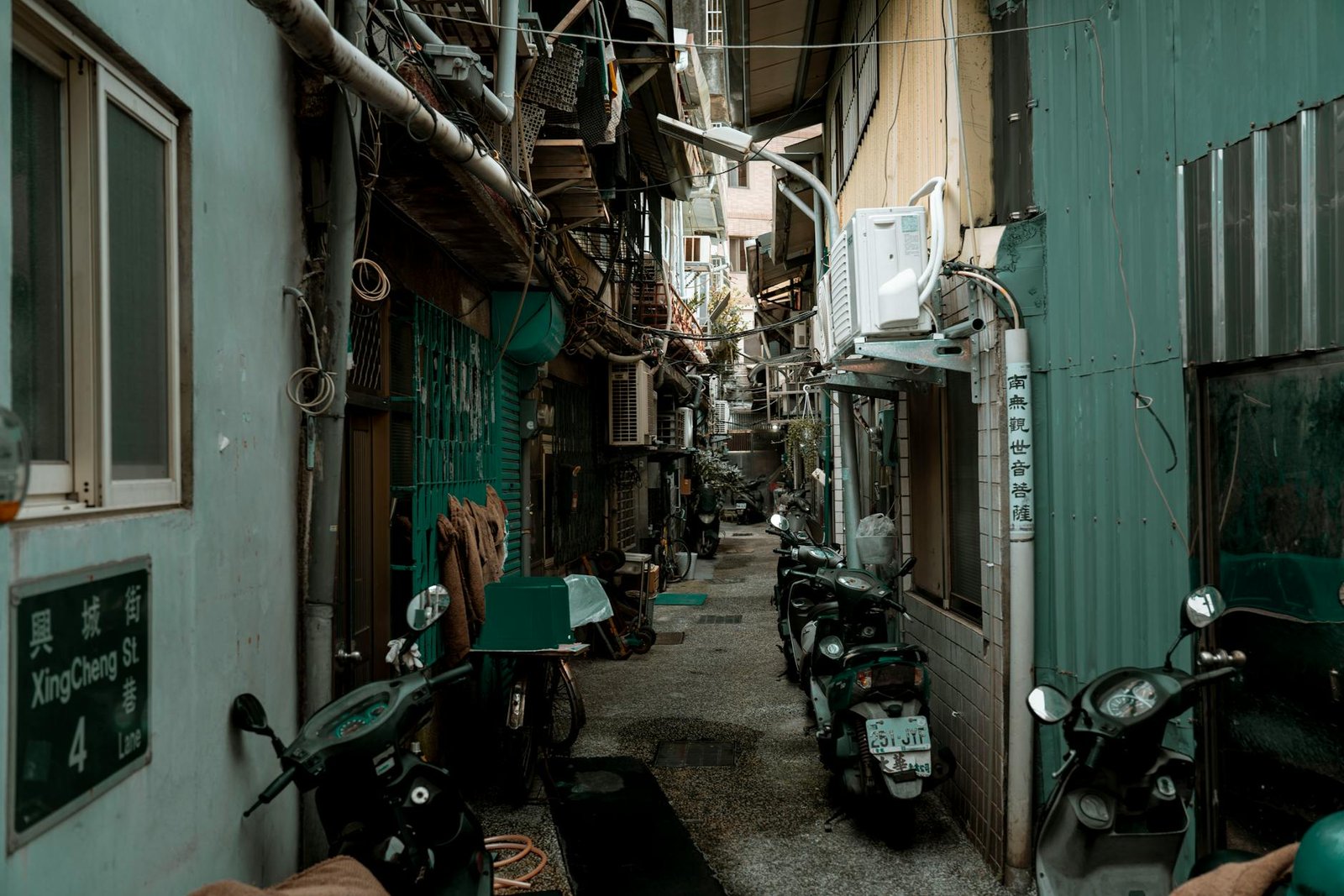 Para disfarçar a unidade interna do Split na sala de estar, integre-o à decoração usando painéis ripados, nichos embutidos, p