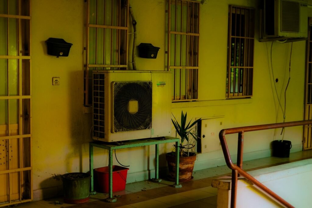 Para escolher o ar-condicionado ideal para sua casa, é fundamental considerar o tamanho do ambiente (BTUs), o tipo de aparelh