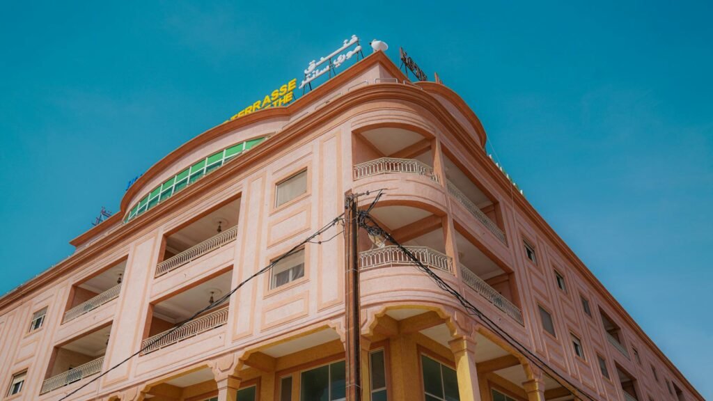 Para soluções de climatização para varandas gourmet envidraçadas, as opções mais eficazes incluem ar-condicionado split (inve