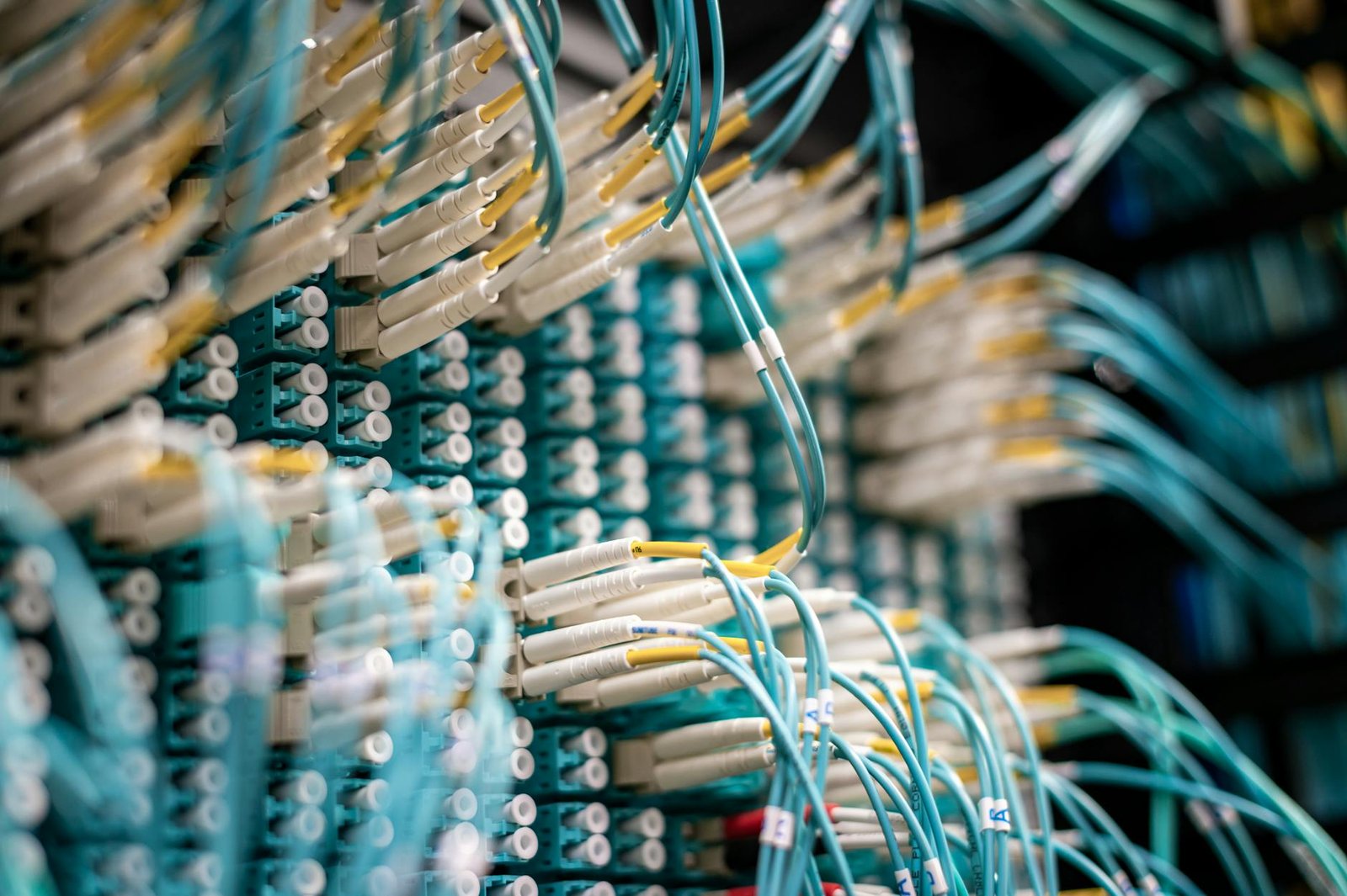 Fibra Óptica vs. Banda Larga: Entenda as Diferenças e Escolha a Melhor Internet — diferença entre internet banda larga e fibr